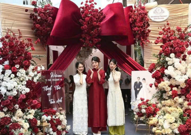 TRANG TRÍ TIỆC CƯỚI TÔNG ĐỎ – SANG TRỌNG & ĐẬM CHẤT TRUYỀN THỐNG 