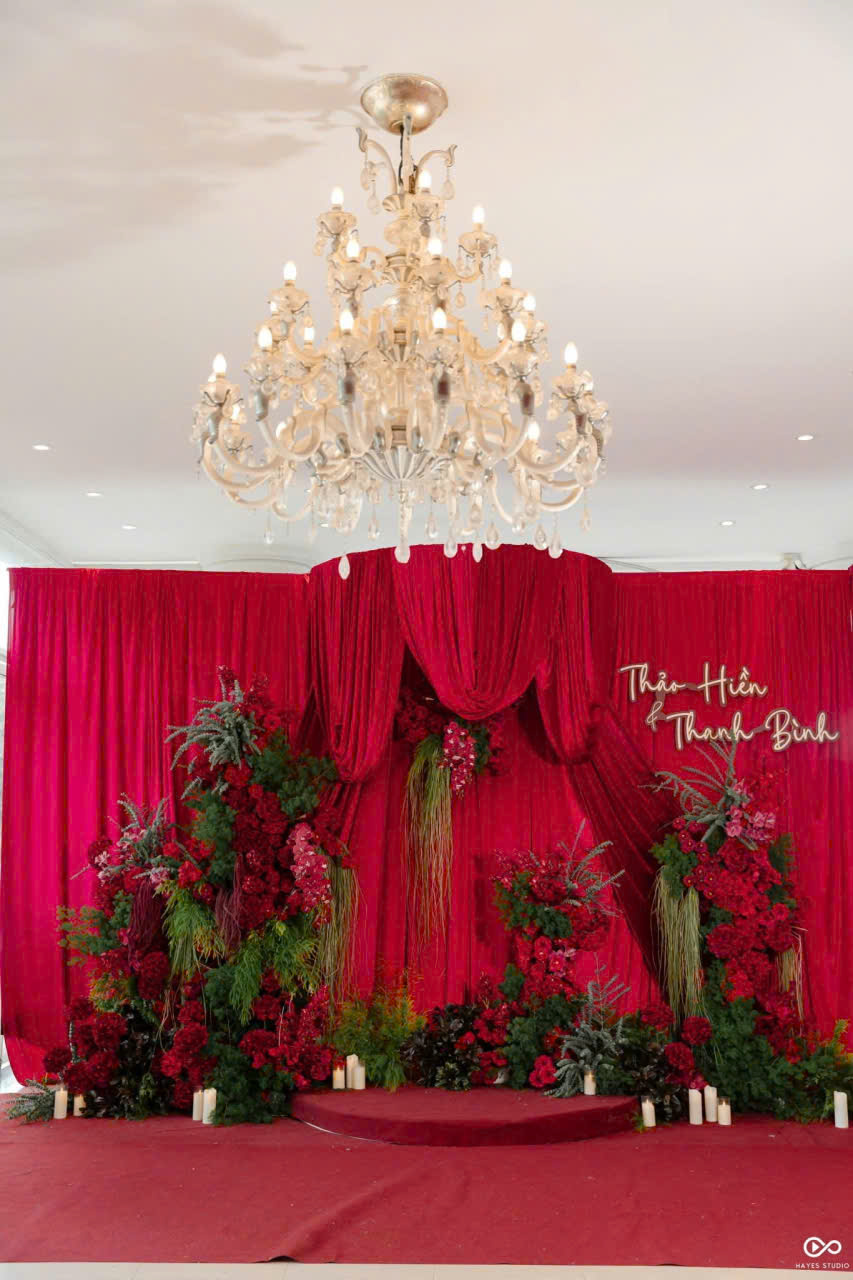 tone màu đỏ nhung siêu xinh cho cô dâu chú rể ạ 